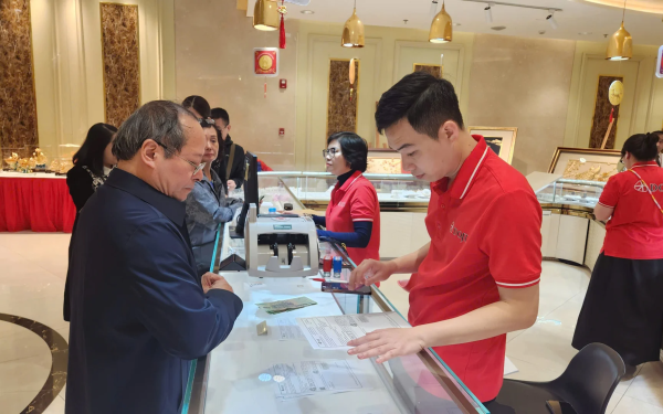 Giá vàng hôm nay mới nhất (12/3) giảm sâu: Cửa hàng vắng vẻ, người mua 4 chỉ trở lên vẫn bị "nợ vàng"