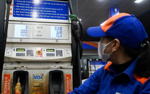 Giá xăng giảm gần 4.000 đồng một lít