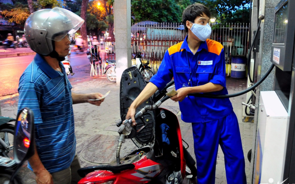 Vì sao dầu thô giảm, thuế nhập về 0% và chi tới 5.000 đồng/lít từ Quỹ bình ổn, giá xăng dầu vẫn tăng?