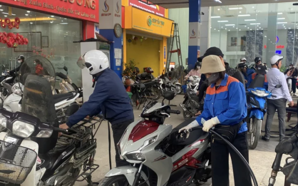 Cập nhật giá xăng dầu mới nhất hôm nay 12/3: Dầu thô thế giới trở lại mốc 100 USD/thùng