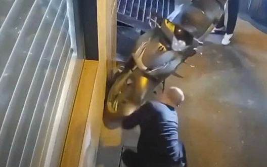 Xác minh clip tài xế Range Rover chọc thủng lốp xe máy SH đỗ chắn đường