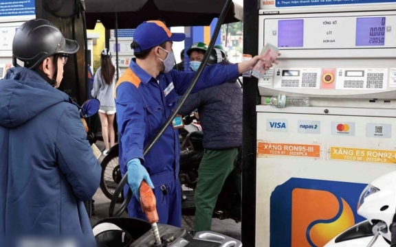 Giá xăng dầu hôm nay 13/3: Dầu thế giới tăng nóng, xăng trong nước nhích lên