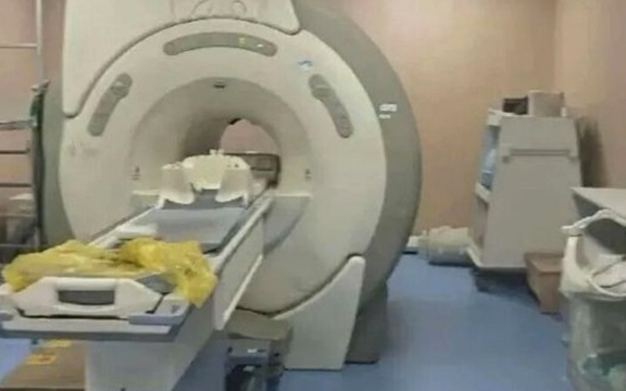 Bác sĩ bỏ quên bệnh nhân 6 tiếng trong máy chụp cộng hưởng từ