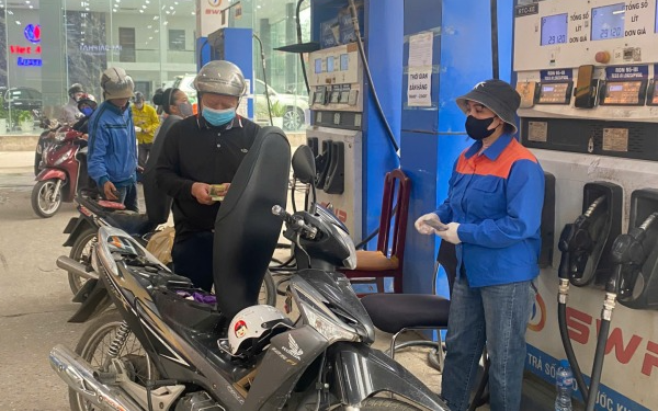 Giá xăng dầu hôm nay 13/3: Dầu thô vượt mốc 102 USD/thùng, trong nước bật tăng