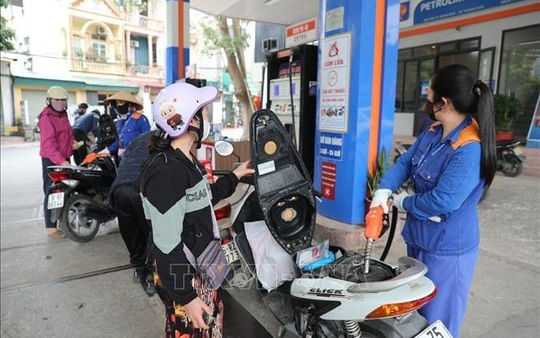 Giá xăng dầu hôm nay 13/3/2026: Xăng RON 95 tăng, E5 RON 92 giảm từ 22h hôm qua; Bảng giá xăng dầu Petrolimex hôm nay 13/3/2026