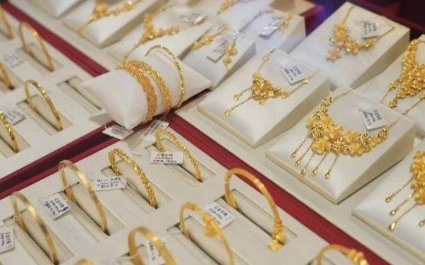 Lý do giá vàng thế giới rơi mạnh