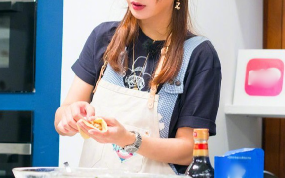 Triệu Vy vừa bị phong tỏa hàng chục tỷ đồng, nguy cơ tán gia bại sản vì cùng chồng cũ tỷ phú lừa đảo