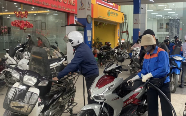 Giá xăng dầu hôm nay 14/3: Dầu thô thế giới vượt 100 USD/thùng, xăng dầu trong nước bất động