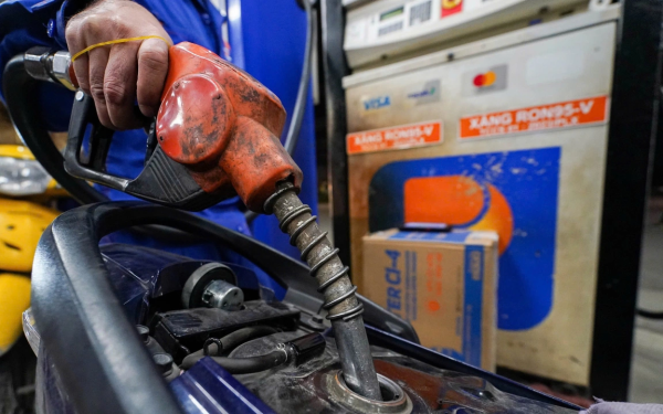 Giá xăng dầu hôm nay 15/3: Tiếp tục đi lên