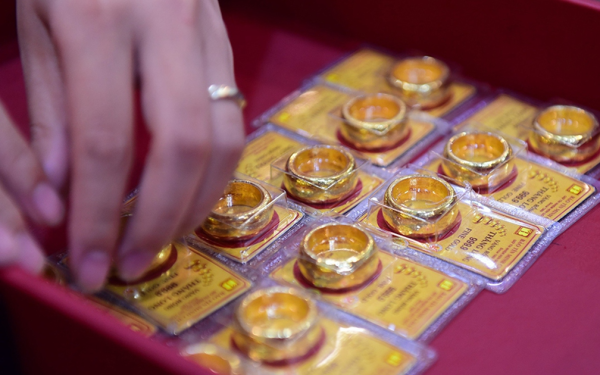 Giá vàng hôm nay 15.3.2026: Vàng nhẫn vượt mặt vàng miếng