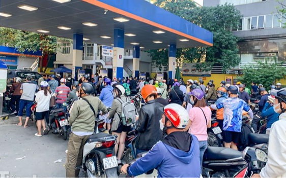 Giá xăng dầu hôm nay 16/3: Tăng vượt 100 USD/thùng