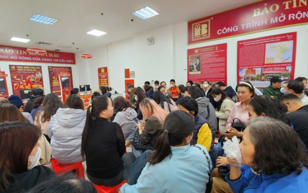 Giá vàng hôm nay mới nhất (16/3) diễn biến lạ: Người mua xếp hàng đông nghịt, thị trường chợ đen "nổi sóng"