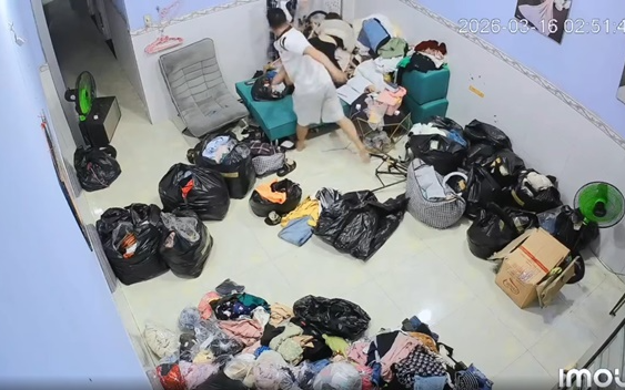 Phẫn nộ cảnh chồng vũ phu lao vào đấm, đạp vợ dã man lúc 2h50 sáng, hành động của cô gái chứng kiến gây chú ý