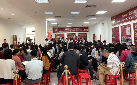 Giá vàng đi ngang, người dân tranh thủ mua vào dù phải chờ 12 ngày nhận hàng