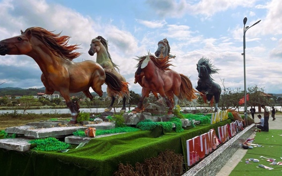 Hoàn cảnh của 2 cháu nhỏ đập phá mô hình "Mã đáo thành công" 400 triệu đồng, trưởng thôn tiết lộ bất ngờ