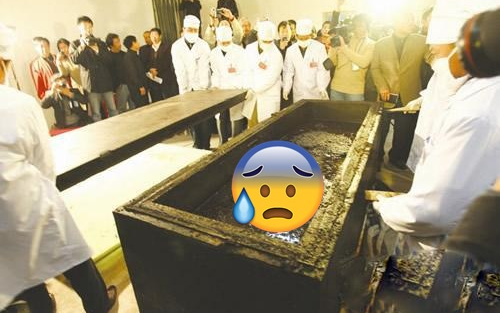 Bật nắp quan tài cổ 700 năm, chuyên gia sững sờ: Lỗ chân lông người phụ nữ vẫn rõ, tay còn cầm vật lạ