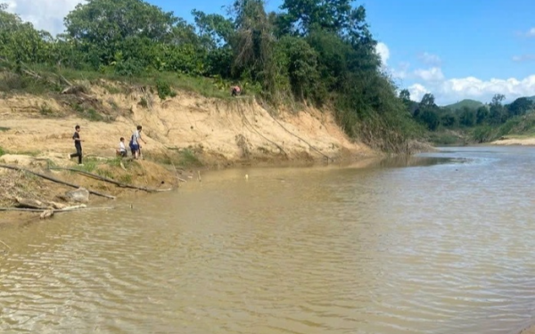 Không cứu được bạn đuối nước, nhóm học sinh quay về báo với thầy cô