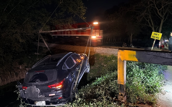 Chùm ảnh: Hiện trường kinh hoàng tàu hỏa hất văng ô tô xuống mương nước ở Hà Nội, tình trạng đáng chú ý của tài xế