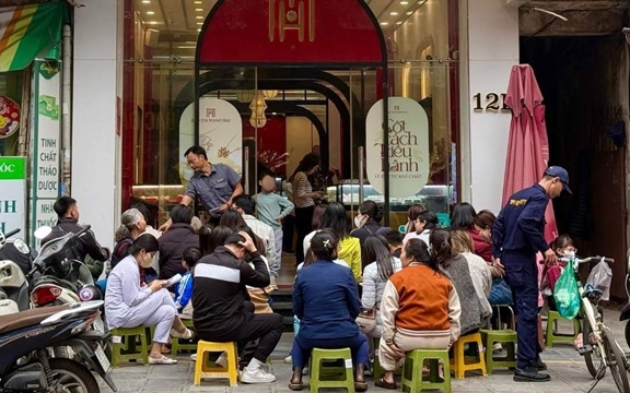 Giá vàng neo ở ngưỡng cao, nhiều người xếp hàng mua từng chỉ vàng nhẫn