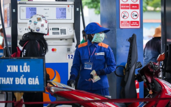 Giá xăng dầu hôm nay (17/3): Dầu thô bất ngờ lao dốc