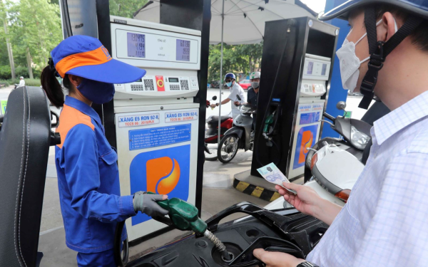 Giá xăng dầu hôm nay 17/3/2026: Giá dầu thô thế giới tăng mạnh, RON95 và diesel giữ nguyên