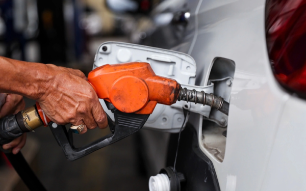 Giá dầu đảo chiều tăng do lo nguồn cung toàn cầu bị siết chặt