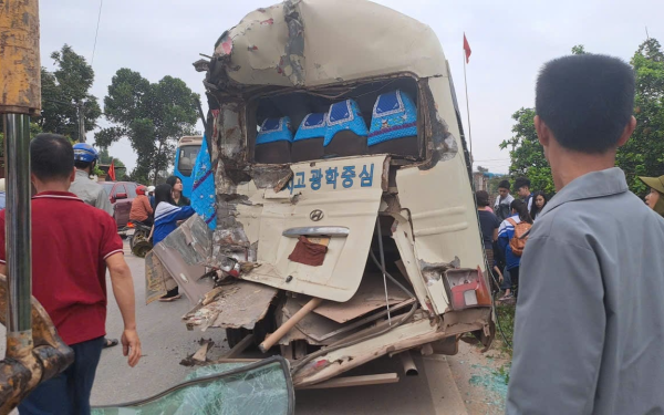 Xe ben chở đất đâm xe đưa đón học sinh ở Thái Nguyên, nhiều em phải nhập viện