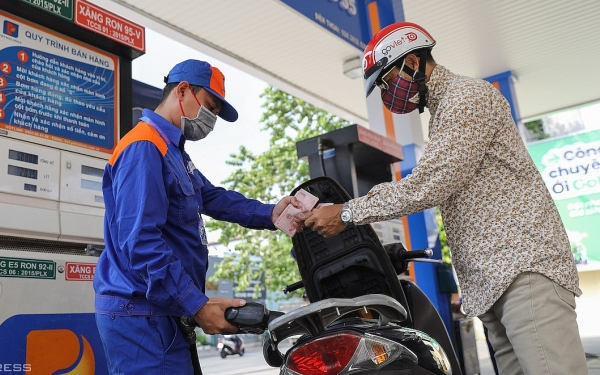 Giá xăng dầu ngày 18/3: Thế giới tăng dựng đứng, trong nước "gồng mình" bình ổn