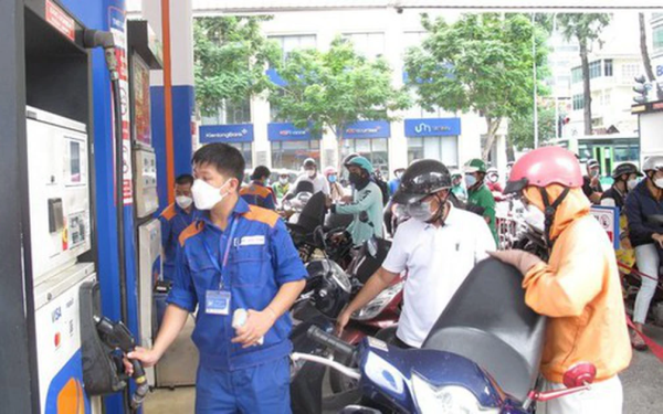 Giá dầu leo thang, Việt Nam tiếp tục “ghìm” giá xăng bằng quỹ bình ổn