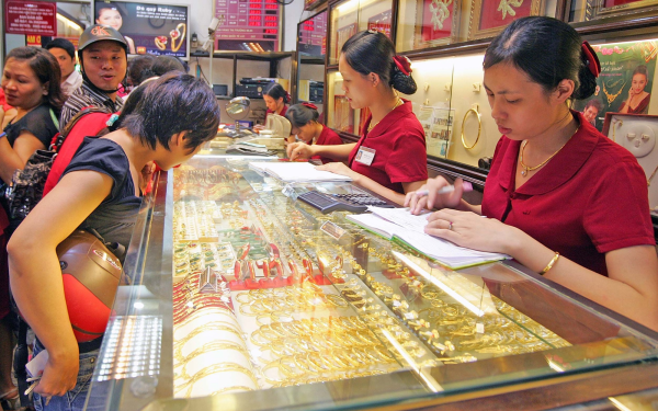 Giá vàng trong nước trượt dài, người mua lỗ nặng