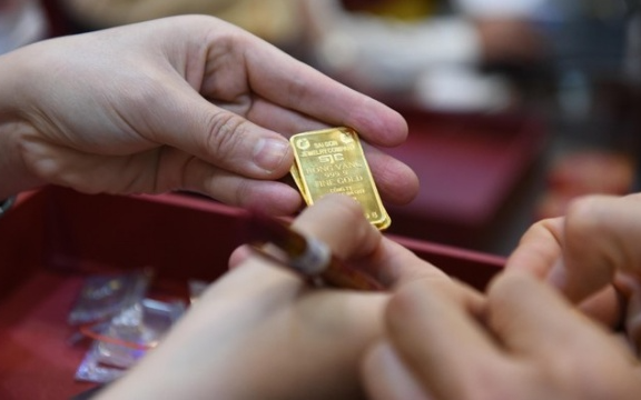 Giá vàng mới nhất hôm nay 19/3: Người mua vàng ở 