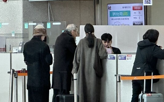 Nàng thơ và chủ tịch U70 ngoại tình còn ngẩng cao đầu xuất hiện cùng con trai ngoài giá thú ở sân bay