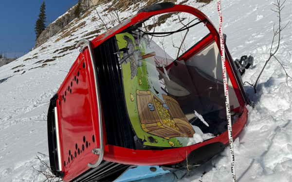 Cabin cáp treo văng khỏi dây và rơi xuống sườn núi, hành khách bên trong tử vong