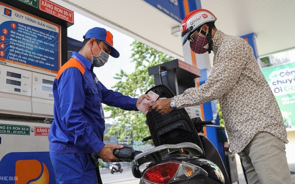 Giá xăng dầu hôm nay: Tăng mạnh, trong nước chiều nay điều chỉnh thế nào?