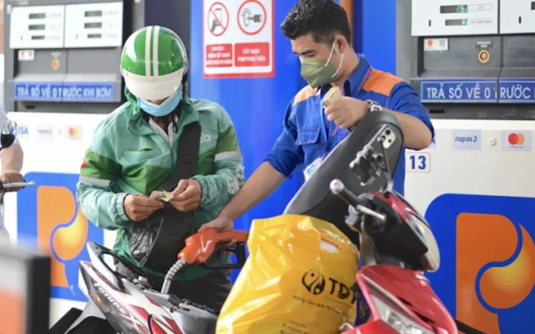 Giá xăng dầu hôm nay 19/3: Dầu thô "leo đỉnh" 111 USD/thùng, trong nước bật tăng