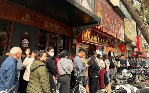 Giá vàng trong nước giảm sâu, nhiều người tranh thủ mua vào