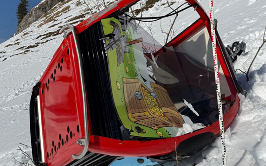 Cabin cáp treo văng khỏi dây và rơi xuống sườn núi, hành khách bên trong tử vong