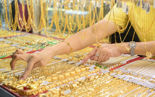 Giá vàng trên đà sụt mạnh nhất trong 6 năm, chuyên gia cảnh báo nhà đầu tư chớ vội ‘bắt đáy’: Vì sao?