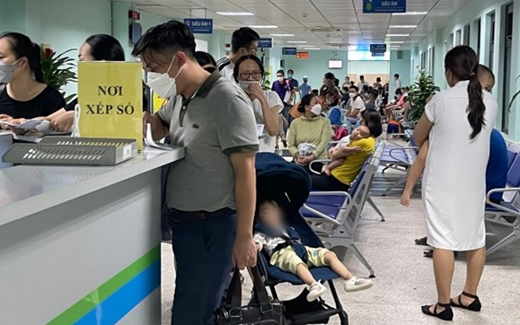 Gần 3.000 trẻ mắc chân tay miệng trong 2 tháng, 3 dấu hiệu cần đưa con đi viện