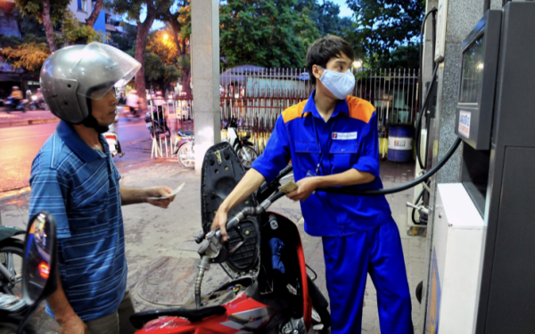 Giá xăng dầu có loại tăng gần 9.000 đồng/lít: Làm sao kiềm đà tăng sốc?