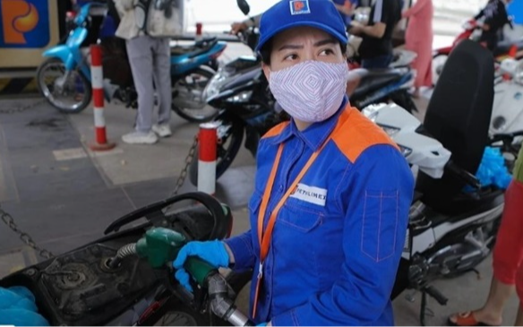 Vì sao giá xăng tăng vượt 30.000 đồng/lít