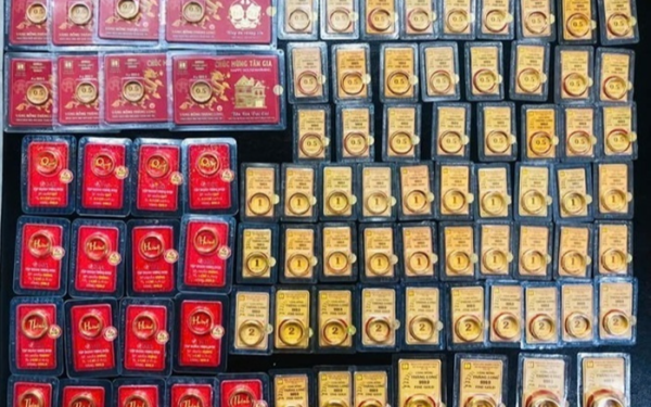 Giá vàng trên đà sụt mạnh nhất trong 6 năm, chuyên gia cảnh báo nhà đầu tư chớ vội ‘bắt đáy’: Vì sao?