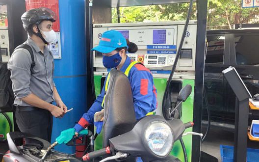 Giá xăng RON95-III tăng mạnh, lên 30.690 đồng/lít