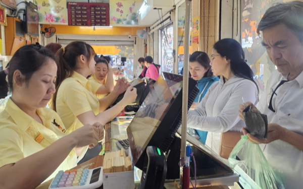 Sau cú rơi 8 triệu đồng/lượng, tiệm vàng xuất hiện cảnh hiếm gặp