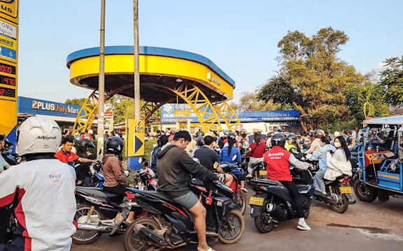 Giá xăng ở nước cạnh Việt Nam đã lên 47.000 đồng/lít