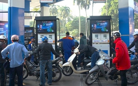 Thủ tướng: Ít nhất 50% xe công cộng ở các TP phải là xe điện; sử dụng 1 loại xăng mới ngay trong tháng 4