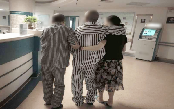 2 vợ chồng cùng mắc ung thư dạ dày, bác sĩ phát hiện "thủ phạm" ngay trên bàn ăn: "Rau tốt nhưng ăn kiểu này không tốt"