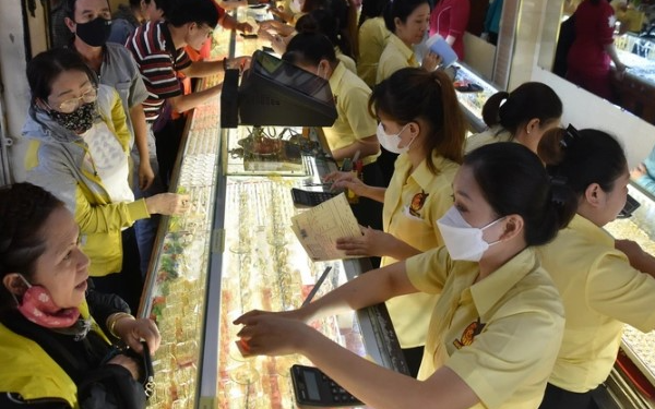 Giá vàng hôm nay, 21-3: Vàng thế giới "bốc hơi" 244 USD