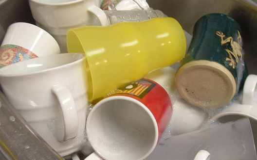 4 loại cốc dễ "phá thận", hại não vì giấu vi nhựa, kim loại nặng: Bác sĩ cảnh báo "đừng đựng nước nóng"