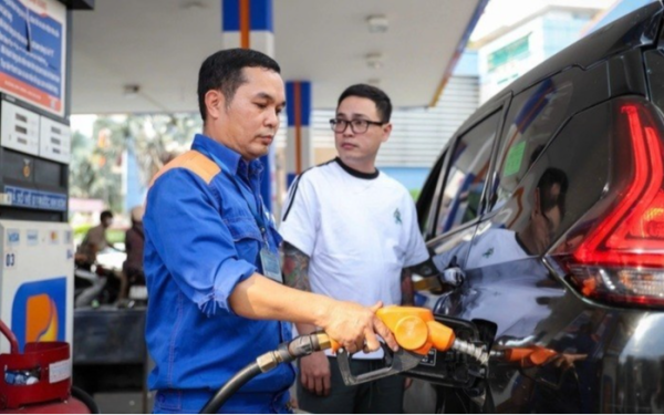 Bộ Chính trị yêu cầu đảm bảo nguồn cung, ổn định giá xăng dầu